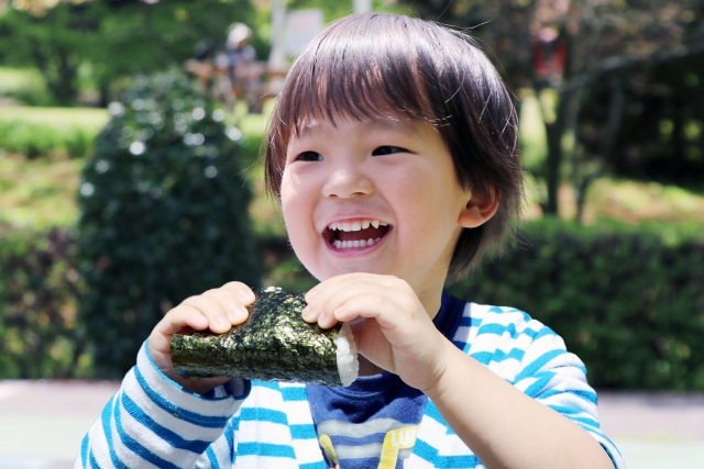 おにぎりを食べる子ども